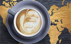 Una taza de café encima de un mapa del mundo